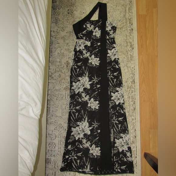 EUC BCBGMaxAzria One Shoulder Floral Lace Gown - Picture 4 of 12